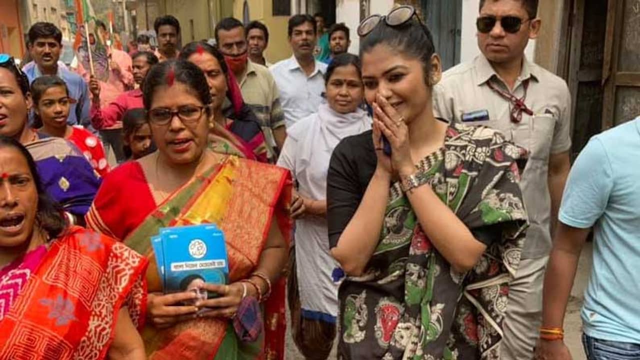 রুখা শুখা আসানসোলে প্রচারের ফাঁকেই সায়নী শিখলেন পুদিনার চাটনি