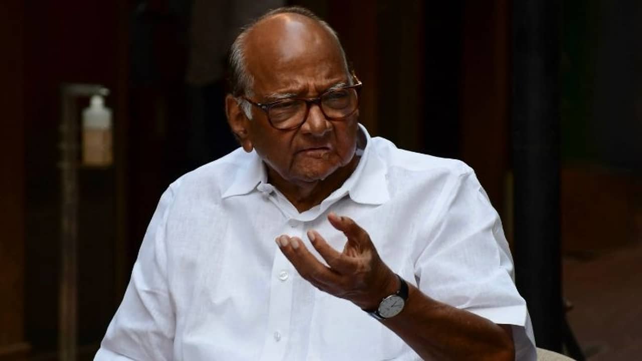 গদিসংকট দেশমুখের, গুরুতর অভিযোগের তদন্তে মুখ্যমন্ত্রীর উপরই আস্থা শরদের