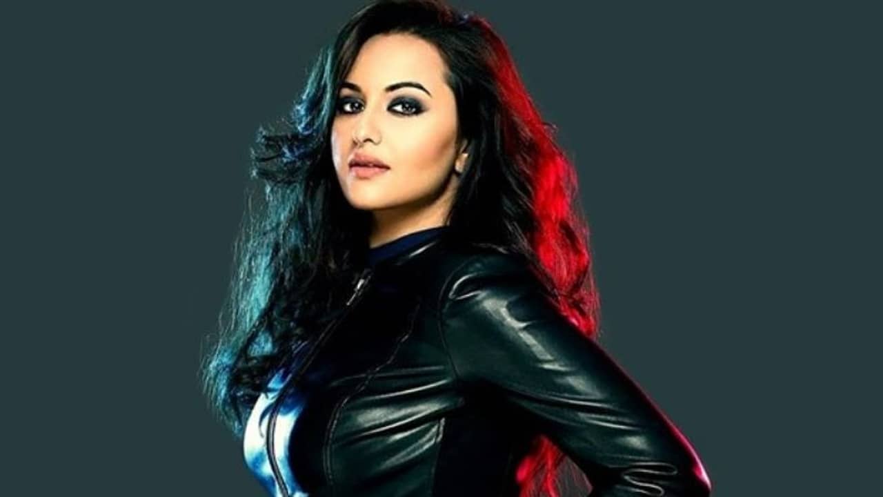 ওয়েব দুনিয়ায় পা রাখতে চলেছেন সোনাক্ষী সিনহা