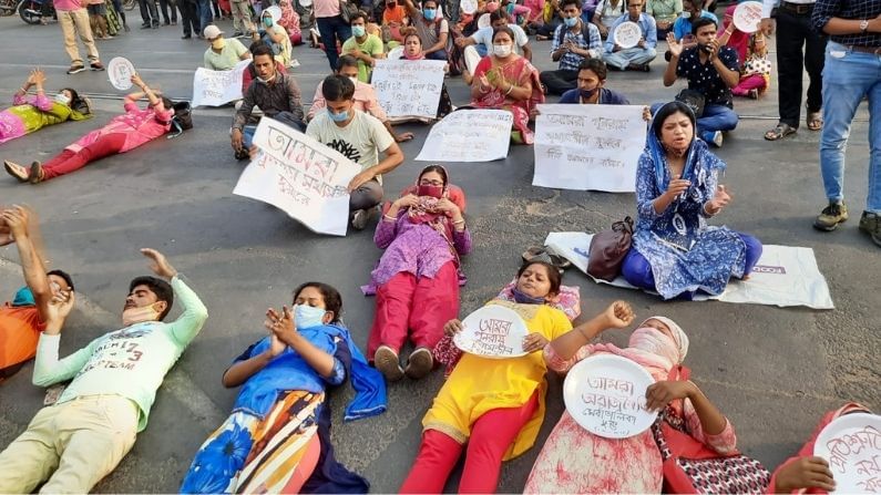 মুখ্যমন্ত্রীর বাড়ির সামনে রাস্তায় শুয়ে বিক্ষোভ চাকরিপ্রার্থীদের, আটক বেশ কয়েকজন