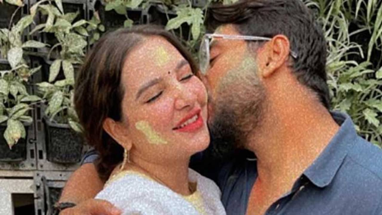 দোলের দিনে একান্ত মুহূর্তের ছবি শেয়ার করলেন শুভশ্রী