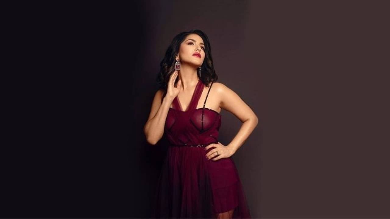 নিশুতি রাতে ‘জোনাকিবালা’ সানি লিওনি, কে এগিয়ে এল একাকিণীকে সঙ্গ দিতে?