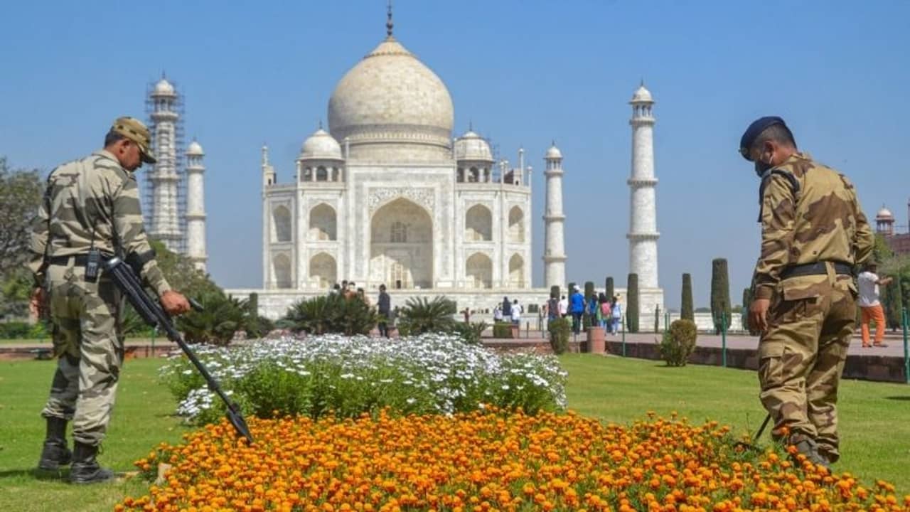 উড়িয়ে দেওয়া হবে তাজমহল! বোমাতঙ্কে তড়িঘড়ি ফাঁকা করা হল স্মৃতিসৌধ