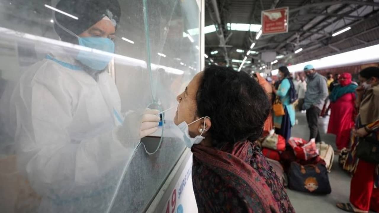 ব্রিটেনের মতো ভারতেও করোনার ভ্যারিয়েন্টের খোঁজ, কেন্দ্রের খবরে কতটা বাড়ল দুশ্চিন্তা?