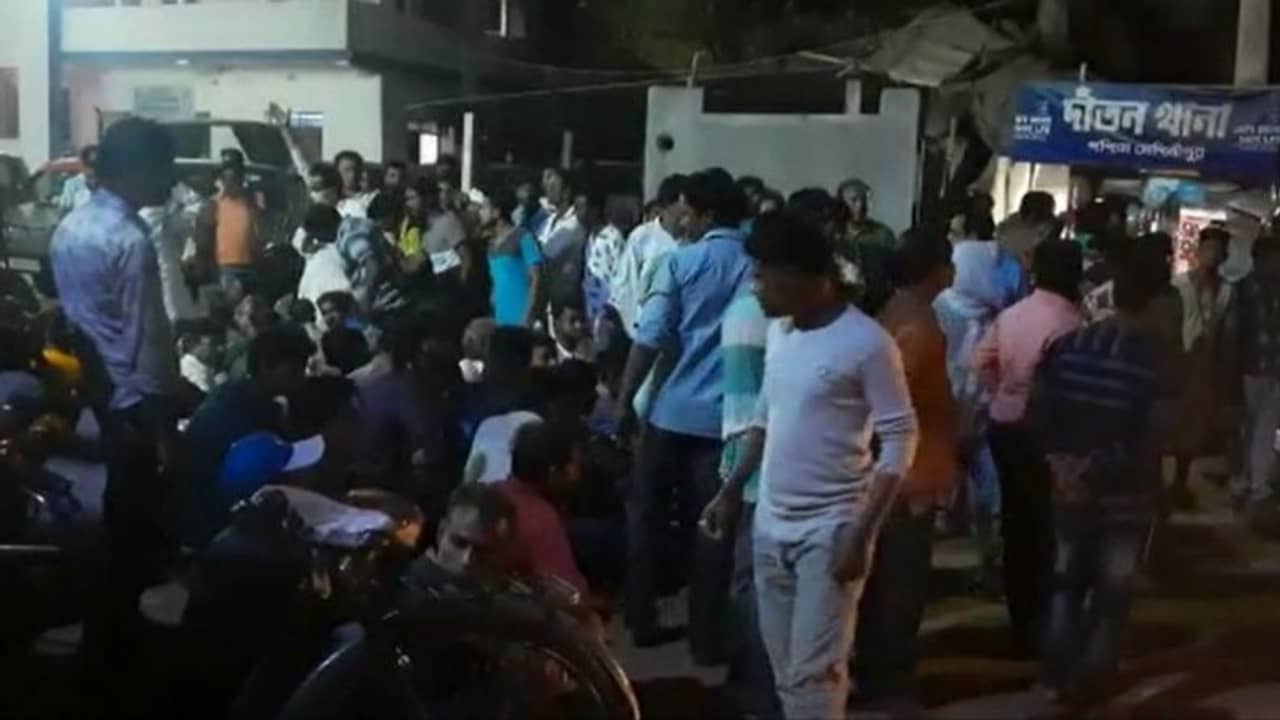 ভোট মিটতেই অবস্থান বিক্ষোভে তৃণমূল প্রার্থী, অসহযোগিতার অভিযোগ পুলিশের বিরুদ্ধে