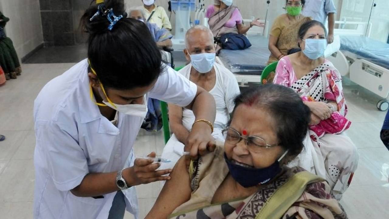 বাড়ি গিয়ে বয়স্কদের টিকা দেওয়া সম্ভব কি?, টিকাকরণ সমস্যার সমাধানে প্রশ্ন বম্বে হাইকোর্টের