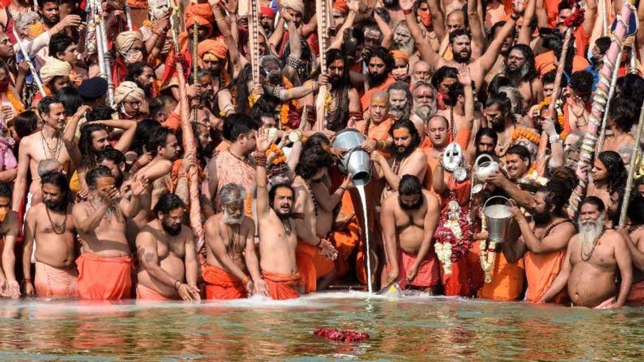 কুম্ভে এসেই দেখা দিয়েছে করোনার উপসর্গ, শাহি স্নান বাকি রেখেই মেলা ছাড়ছে ২ আখড়া