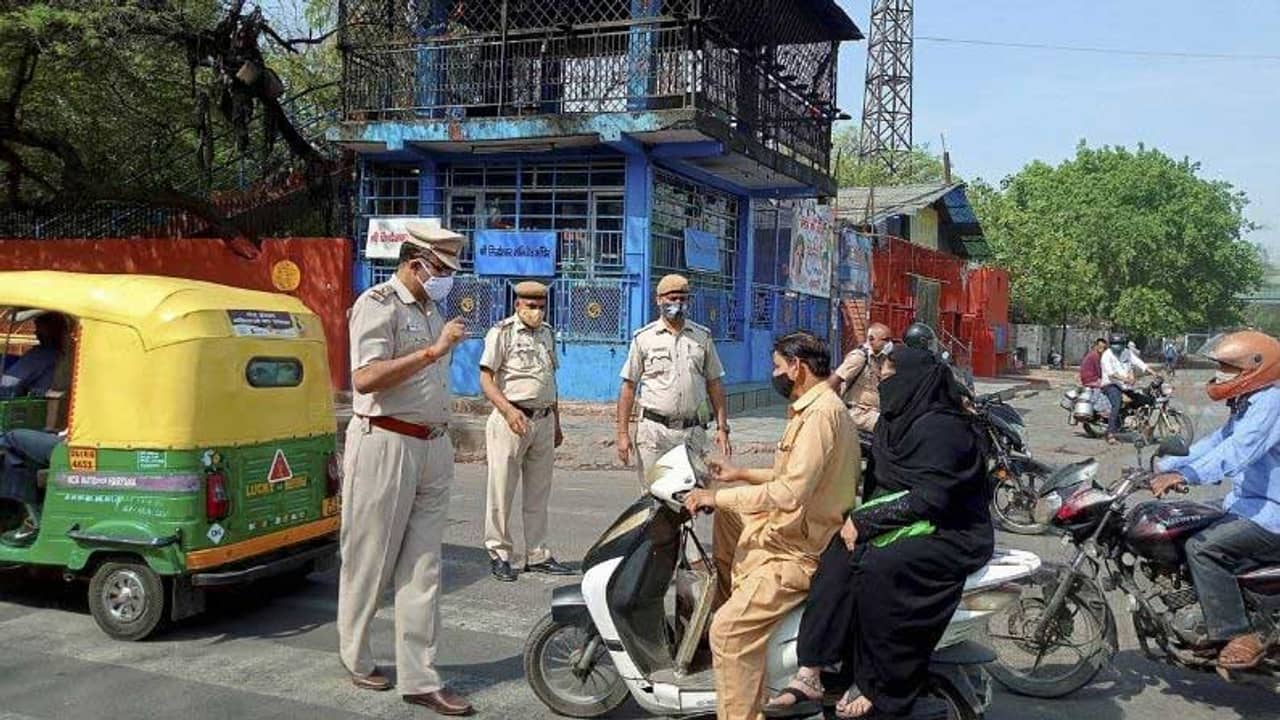 করোনা নিয়ন্ত্রণে দিল্লিতে শুরু সপ্তাহন্তে কার্ফু, নিয়ম ভাঙলেই গ্রেফতারির হুঁশিয়ারি পুলিশের