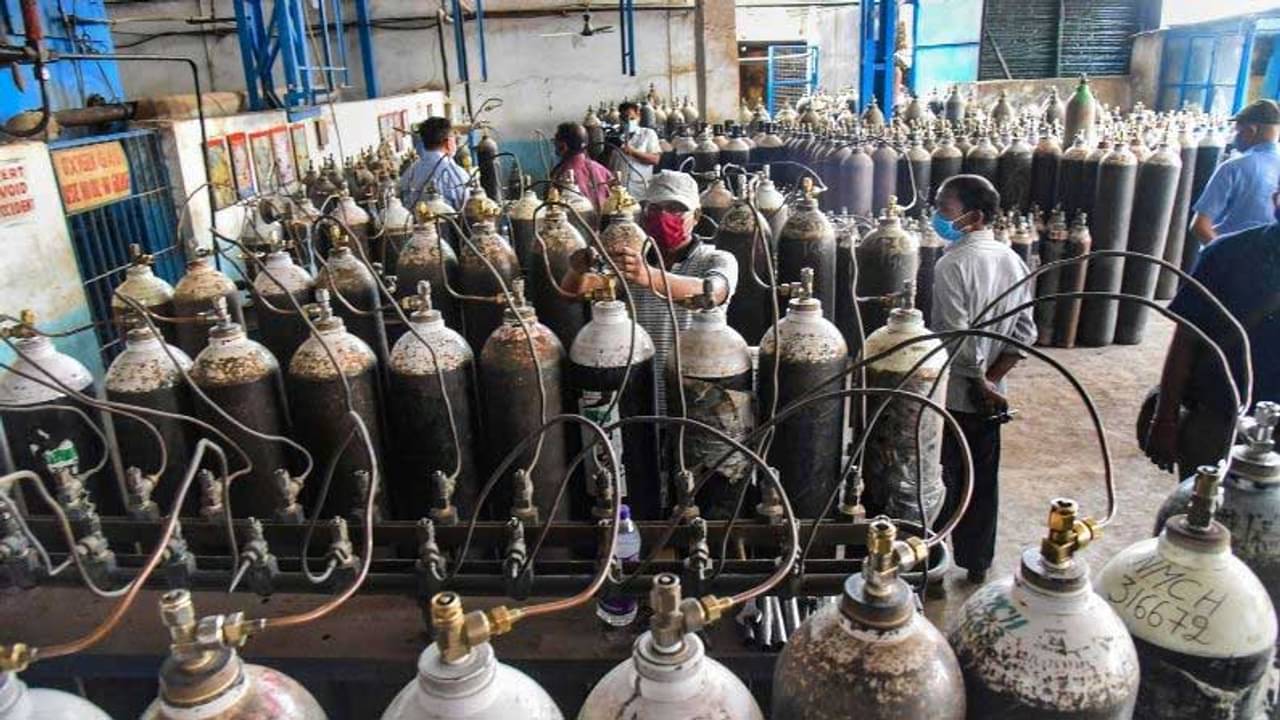 ফের অক্সিজেন সঙ্কটে দিল্লির ২ হাসপাতাল, মধ্যরাতে ত্রাতা আপ-বিজেপি নেতারা