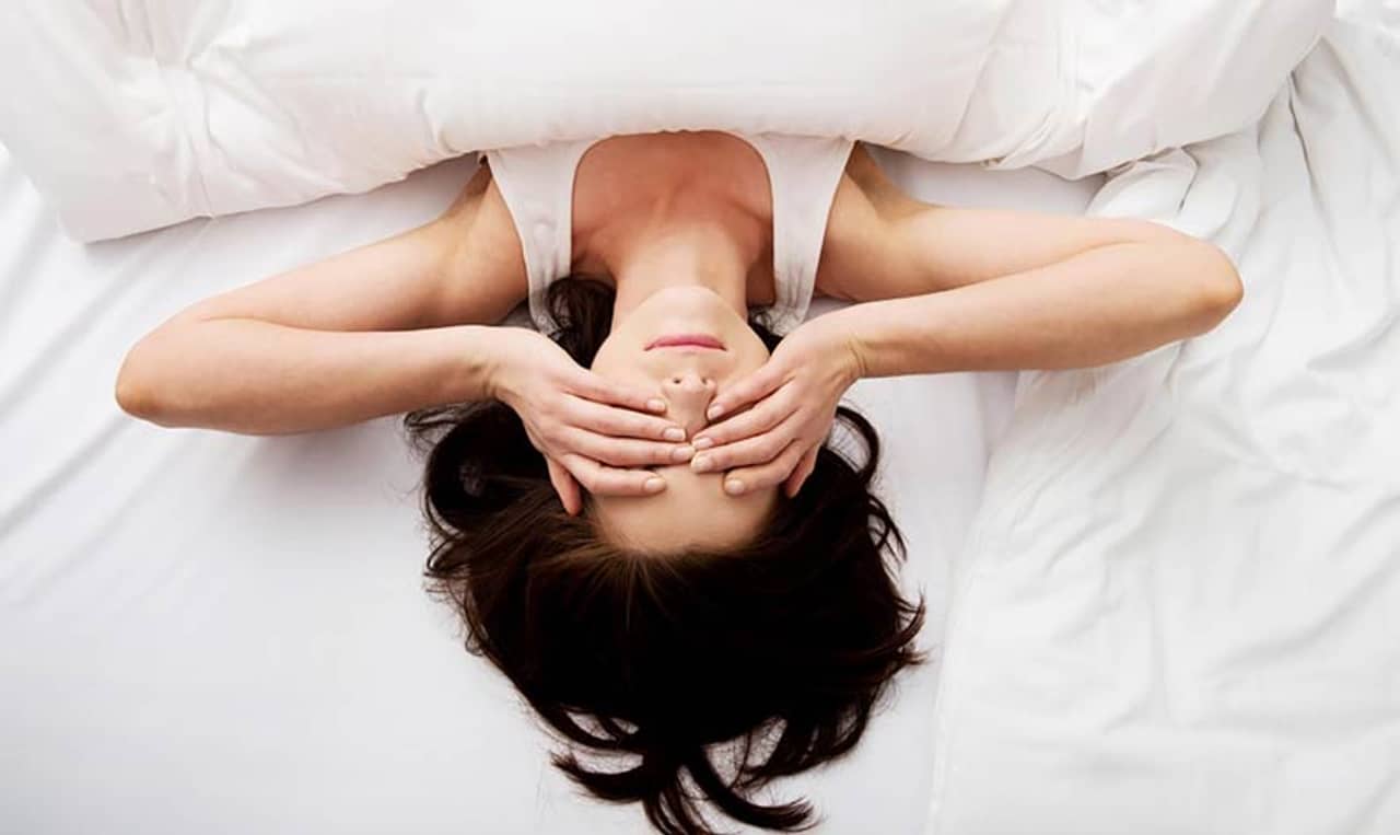 শোয়ার ধরণের ভুলে ক্ষতি হচ্ছে ত্বক! আপনি কেমনভাবে শুয়ে থাকেন?