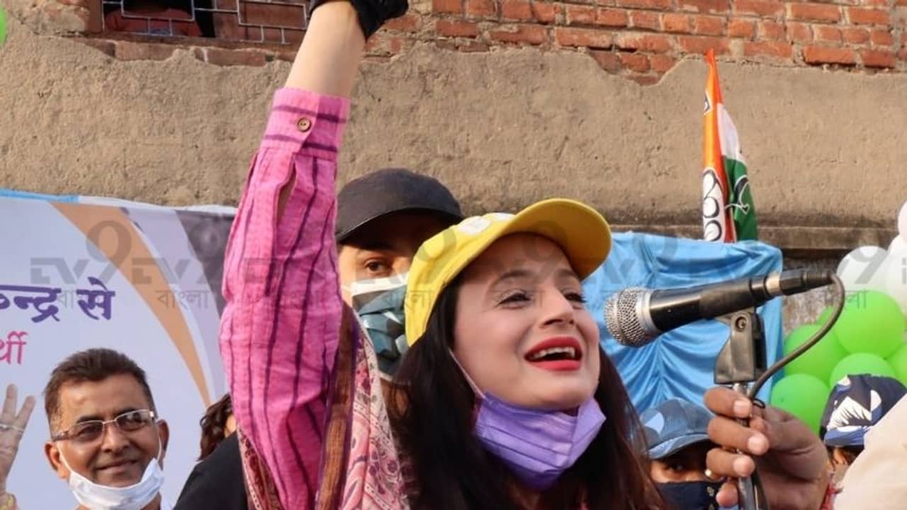 কহো না মলয়জি সে প্যায়ার হ্য়ায়,তৃণমূলের প্রচারে ঝড় তুললেন আমিশা, পেমেন্ট পেয়ে এসেছেন তোপ বাবুলের