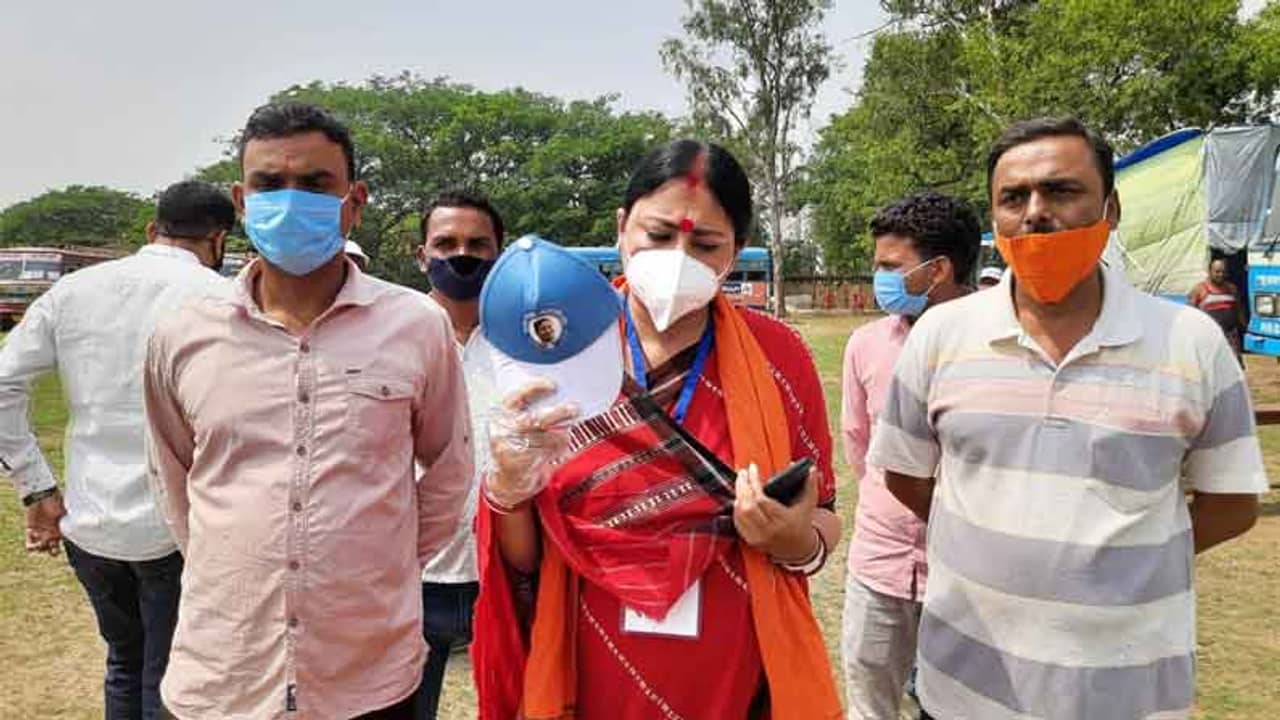 West Bengal Assembly Election 2021 Phase 7: বুথের ভিতর থেকে তৃণমূলের এজেন্টের টুপি খুলে নিয়ে চলে এলেন অগ্নিমিত্রা পাল! হতভম্ব সকলেই