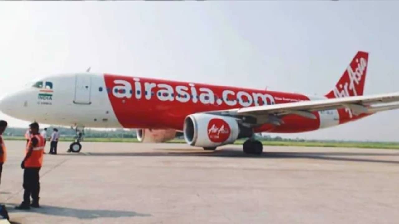 বিলিতি চুমু চাই, মাঝ আকাশে উলঙ্গ হয়ে বিমানকর্মীর সামনে হুলস্থূল কাণ্ড যুবকের