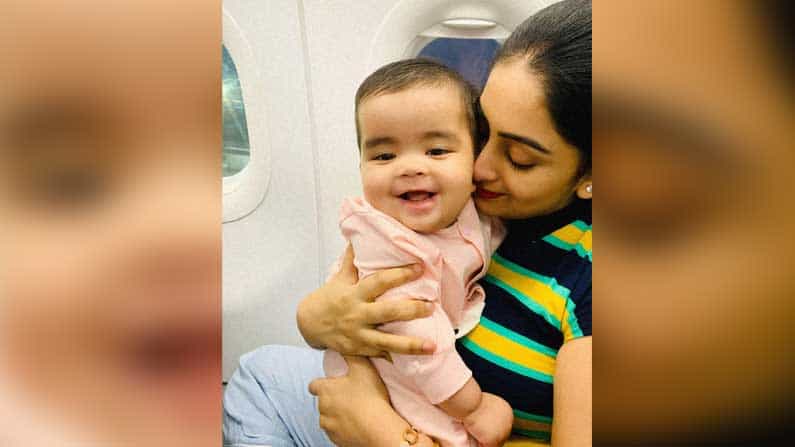 এক বছর পর মেয়েকে নিয়ে কলকাতা ফিরলেন অঙ্কিতা এক বছর পর মেয়েকে নিয়ে কলকাতা ফিরলেন অঙ্কিতা