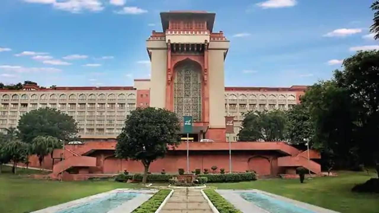 বিচারপতিদের করোনা চিকিৎসা হবে পাঁচতারা হোটেলে, নির্দেশ ম্যাজিস্ট্রেটের