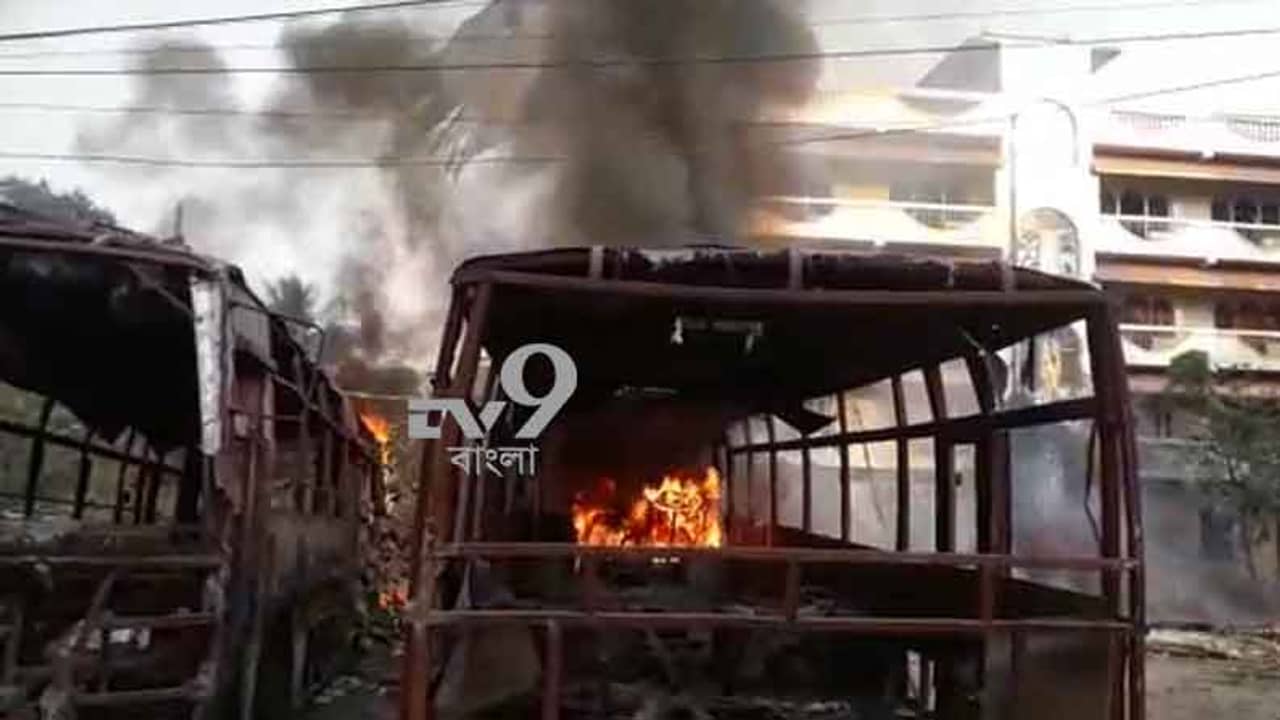 ভিআইপি রোডে জ্বালিয়ে দেওয়া হল একের পর এক বাস-গাড়ি! সভা শেষে ফেরার পথে দৃশ্য দেখে দাঁড়িয়ে গেলেন মমতা