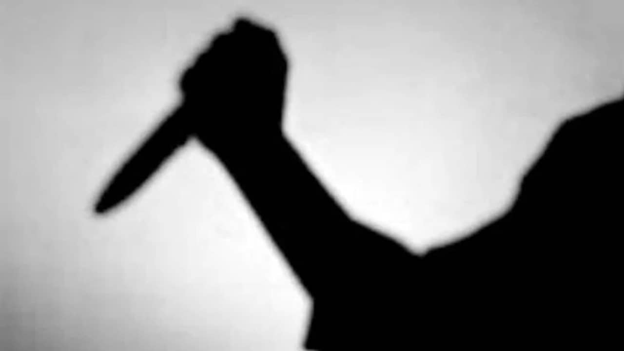 মায়ের সঙ্গে ঝগড়া করে ৫ জনকে কোপাল যুবক, মৃত ২