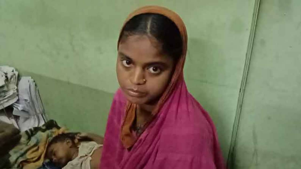 দুই সন্তানকে দুহাতে চেপে থানায় ঢুকে বুকফাঁটা কান্না মহিলার! জানালেন ঠিক কতটা নৃশংস কাজ করেছেন তিনি