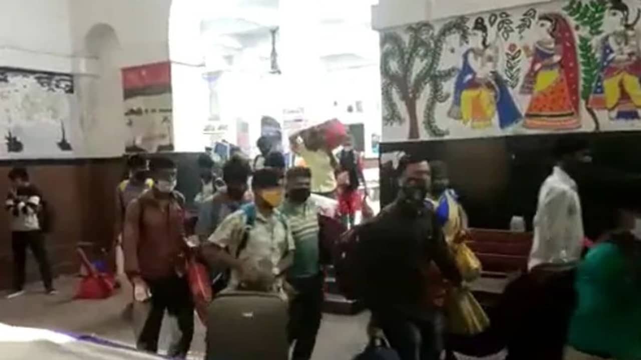 ভিডিয়ো: পালাতে পারলে বাঁচি, করোনা পরীক্ষা এড়াতে হুড়মুড়িয়ে দৌড় রেলযাত্রীদের