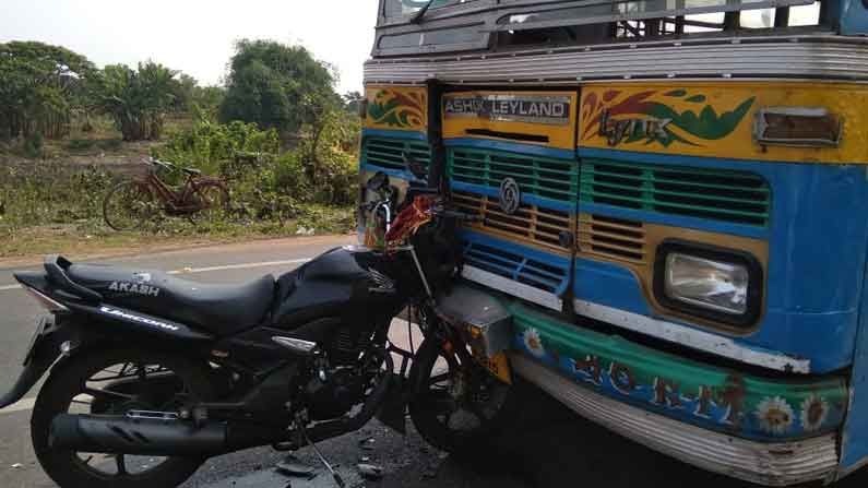 বাসের সঙ্গে মুখোমুখি সংঘর্ষ বাইকের, বানতলায় মৃত ২