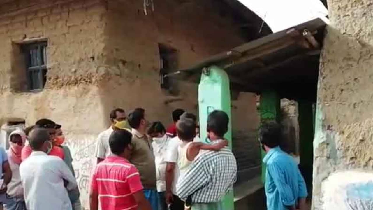 নির্বাচনের আগে দিনই প্লাস্টিকে বোমা ভরে বিজেপি নেতার বাড়ির বারান্দায় টাঙিয়ে গেল দুষ্কৃতীরা!