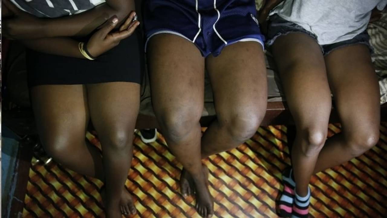 ভ্যাকসিন চাই, দিতেই হবে, উত্তাল আন্দোলনে যৌনকর্মীরা