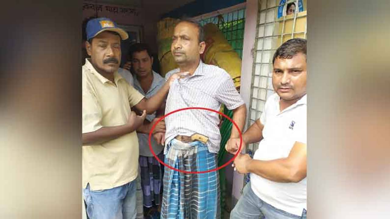 সংযুক্ত মোর্চার সিপিএম এজেন্ট হওয়াই কি কাল? শিক্ষককে ক্লাবে আটকে হাতে বোমা-বন্দুক ধরিয়ে ছবি তোলাল তৃণমূল!