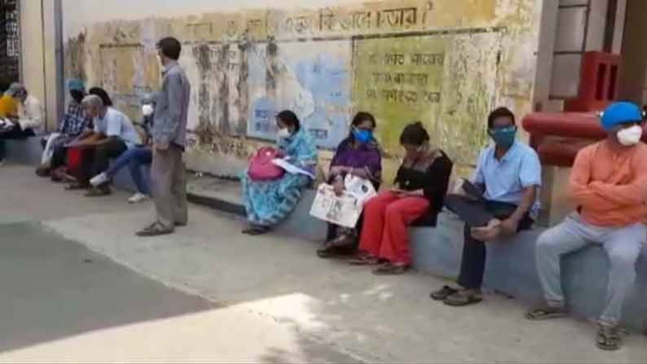 প্রথম ডোজ়ের জন্য কারও হাপিত্যেশ, কেউ ঘুরছেন দ্বিতীয়র খোঁজে! ভ্যাকসিন পেতে নাজেহাল