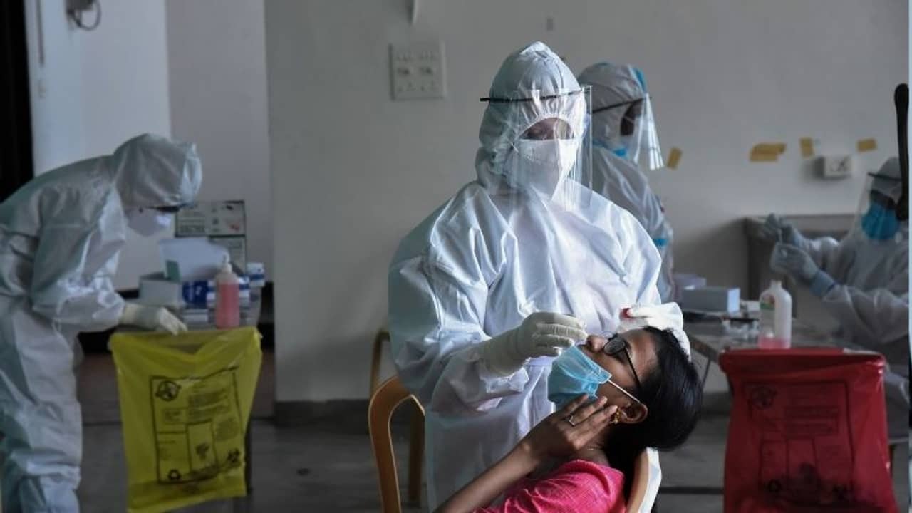 করোনা কড়চা: কোভিড আক্রান্তরা কবে ভ্যাকসিন নিতে পারবেন? জানুন চিকিৎসকের মত