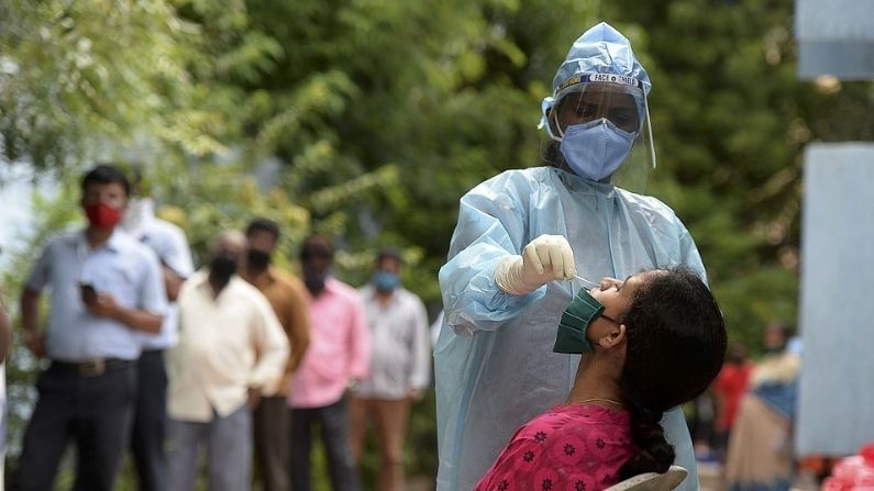 কোথাও স্রেফ ১, কোথাও ৩, সরকারি-বেসরকারি সব হাসপাতালেই বেডের আকাল