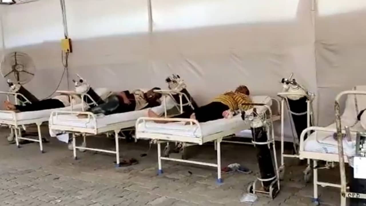 ভিডিয়ো: করোনার মারণ থাবা, হাসপাতালে উপচে পড়ছে ভিড়, বাইরে তাঁবু খাটিয়ে দিতে হচ্ছে অক্সিজেন