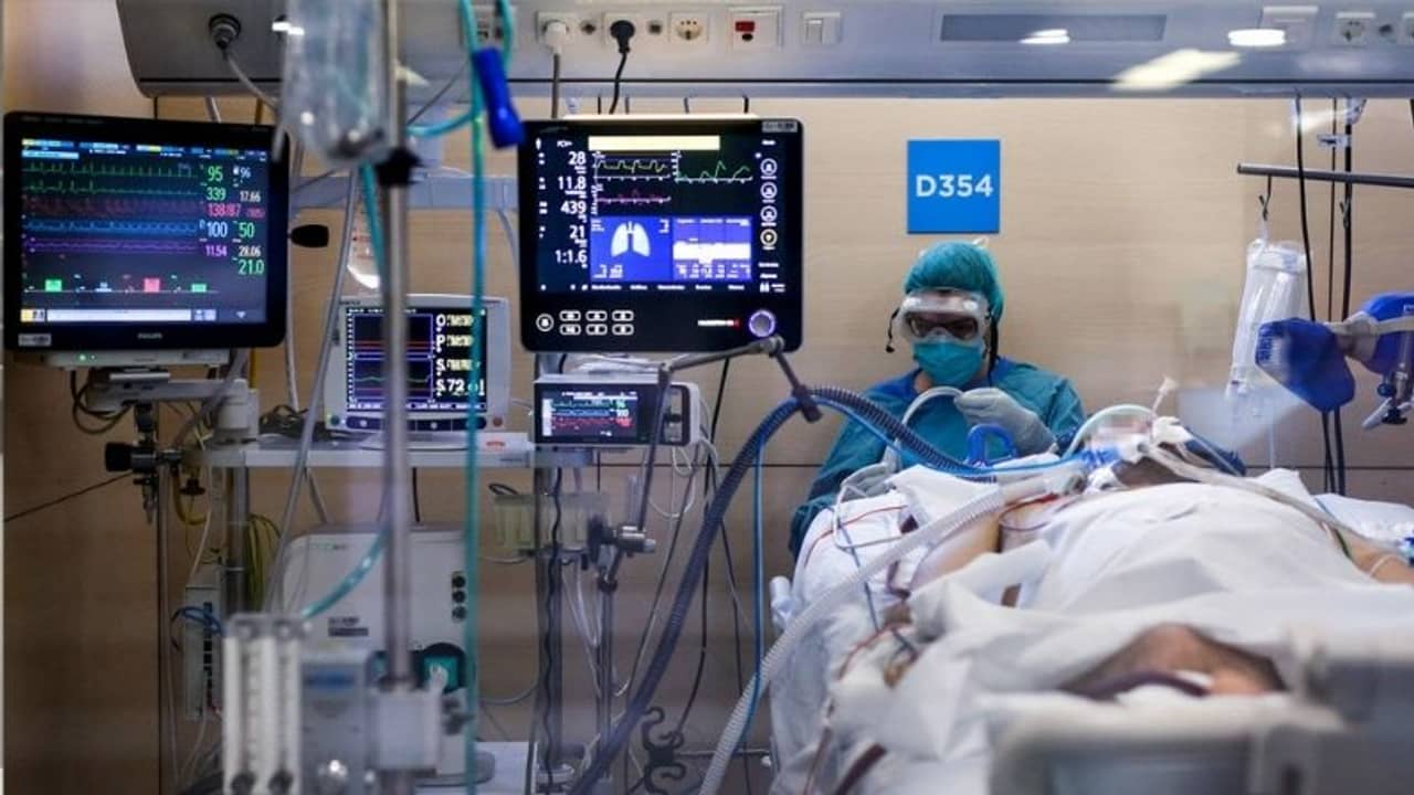 বেডের ঘাটতি মেটাতে পাঁচতারা হোটেলে চিকিৎসা হবে করোনা রোগীদের