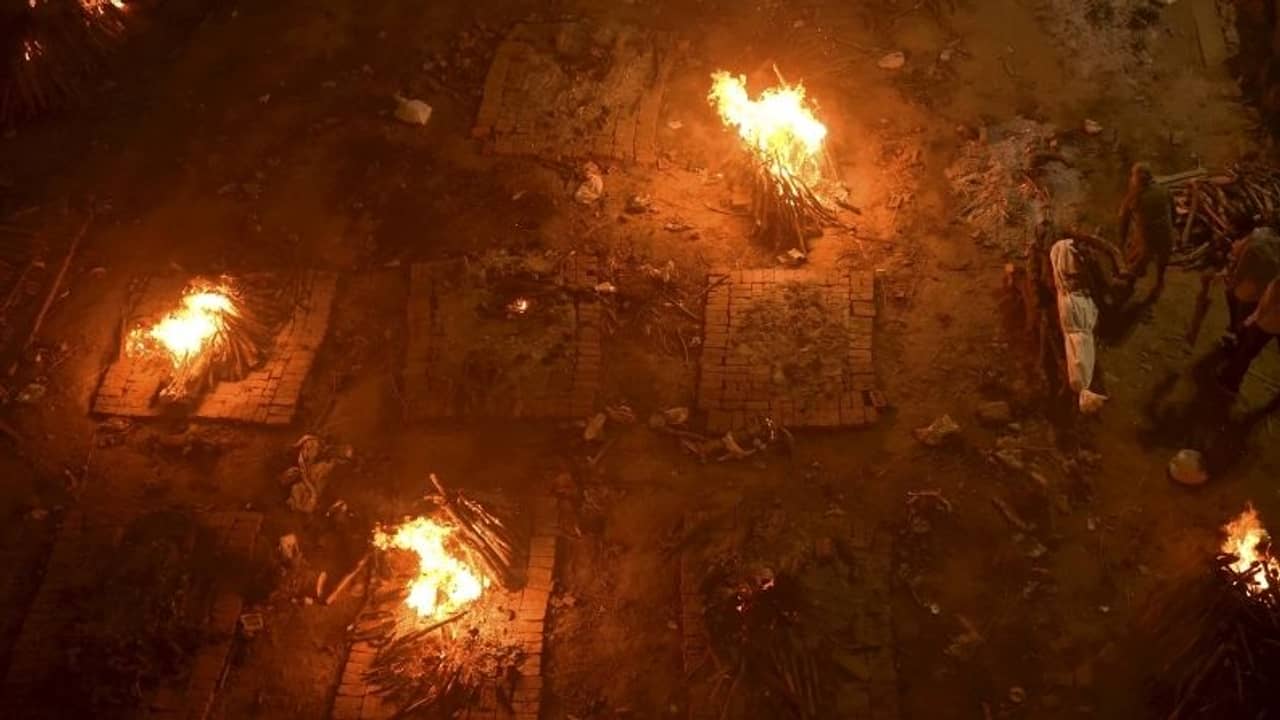 ১৫ দিনের মধ্যেই সর্বশক্তি দিয়ে আছড়ে পড়বে করোনা, কবে কমবে? পূর্বাভাস আইআইটির