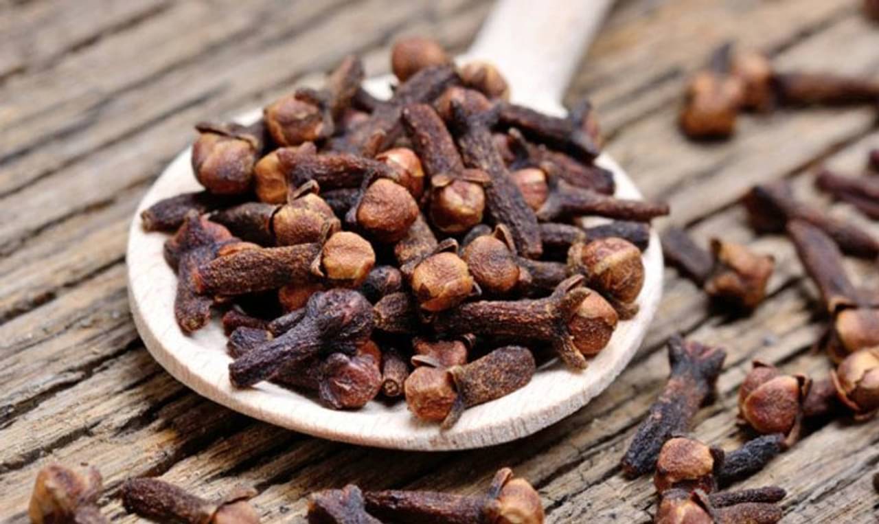 কোষ্ঠকাঠিন্য থেকে মুক্তি পেতে রোজ রাতে ২টি করে লবঙ্গ খান, উপকার মিলবেই!