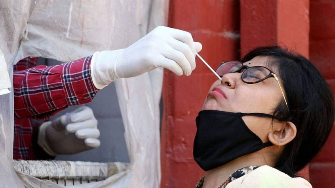 বেলাগাম করোনা, রাজ্যে দৈনিক আক্রান্ত সাড়ে ৬ হাজারের বেশি, পরীক্ষা কমলেও সংক্রমণ বাড়ছে