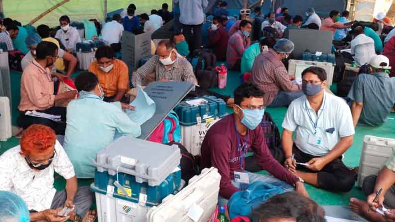 West Bengal Assembly Election 2021: DCRC-গুলিতে শিঁকেয় করোনাবিধি! সংজ্ঞাহীন হয়ে পড়ছেন ভোট কর্মীরা