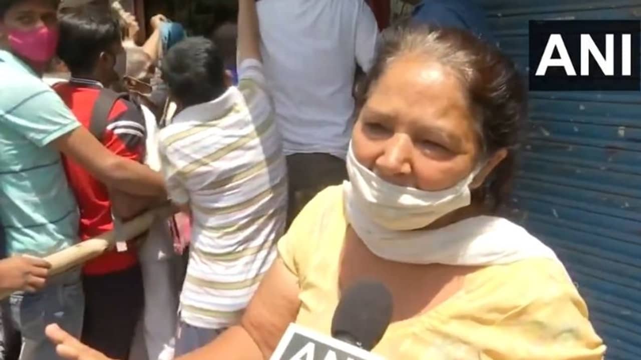 ভিডিয়ো: ভ্যাকসিন নয়, মদই করোনা থেকে থেকে বাঁচাবে, ভাইরাল বৃদ্ধার দাওয়াই