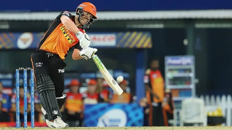 সানরাইজার্স হায়দরাবাদের (Sunrisers Hyderabad) অধিনায়ক ডেভিড ওয়ার্নার (David Warner) রয়েছেন চতুর্থ স্থানে। ১৪৬টি ম্যাচ খেলে তাঁর ঝুলিতে রয়েছে ৫৩৮৪ রান।