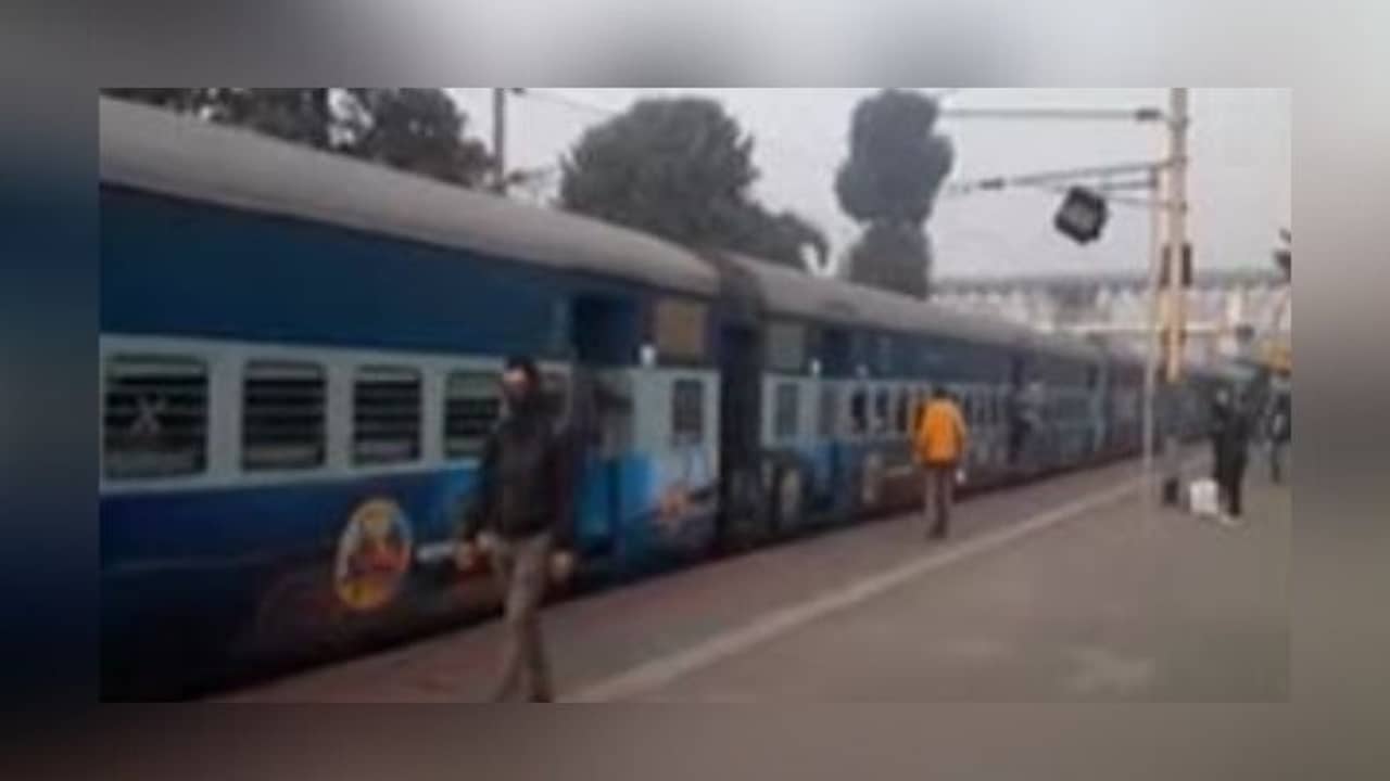 রেললাইনের মেরামতি করতে গিয়ে মর্মান্তিক দুর্ঘটনা, ৩ রেলকর্মীকে পিষে দিল ফলকনামা এক্সপ্রেস