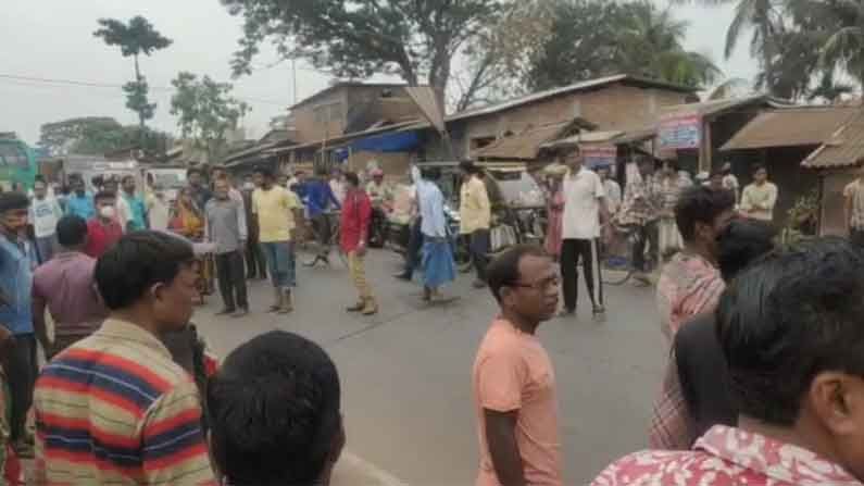 শরীরে রয়েছে কেবল অন্তর্বাস! সাতসকালে রাস্তার ধারের দৃশ্য দেখে হতভম্ব গ্রামবাসীরা