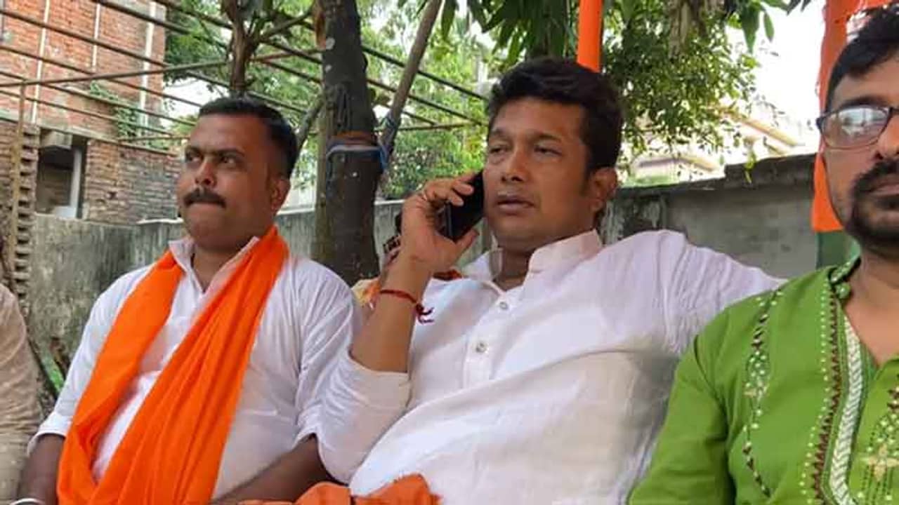 রাজনৈতিক সৌজন্য! মিমির রোড শো-তে অনুপস্থিত প্রতিপক্ষ, অসুস্থতার খবর পেয়ে ফোন বিজেপি প্রার্থীর