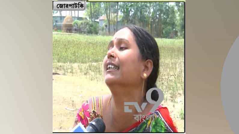 West Bengal Assembly Election 2021 Phase 4: বুথ থেকে কেড়ে নিয়ে গিয়ে রাখা হয়েছিল গ্রামেরই একটি বাড়িতে! দেড় বছরের শিশুকে কোলে ফিরে পেলেন সেই মা West Bengal Assembly Election 2021 Phase 4: বুথ থেকে কেড়ে নিয়ে গিয়ে রাখা হয়েছিল গ্রামেরই একটি বাড়িতে! দেড় বছরের শিশুকে কোলে ফিরে পেলেন সেই মা
