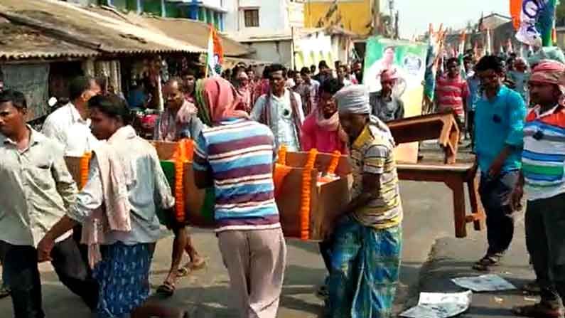 ভোট মিটলেও অশান্ত কেশপুর, নিহত তৃণমূল কর্মীর দেহ নিয়ে বিক্ষোভ