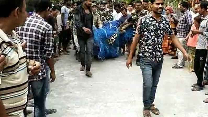 ক্ষতবিক্ষত দেহগুলি পড়ে ছিল রাস্তার ধারে, দেখতে গিয়েই ৫ গ্রামবাসীর ওপর ঝাঁপিয়ে পড়ল 'সে'!