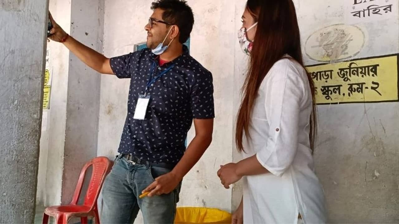 West Bengal Assembly Election Phase5: আরে আমারও চাকরি যাবে, আপনাদেরও! ভোট দিতে গিয়ে আঁতকে উঠলেন মিমি, অভিযুক্ত ভোটকর্মীকে সরাল কমিশন