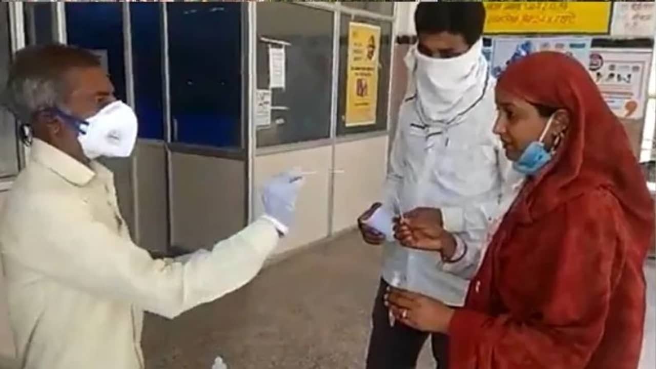 ভয়ঙ্কর! সরকারি হাসপাতালে করোনা পরীক্ষার নমুনা সংগ্রহ করছেন বাগানের মালি