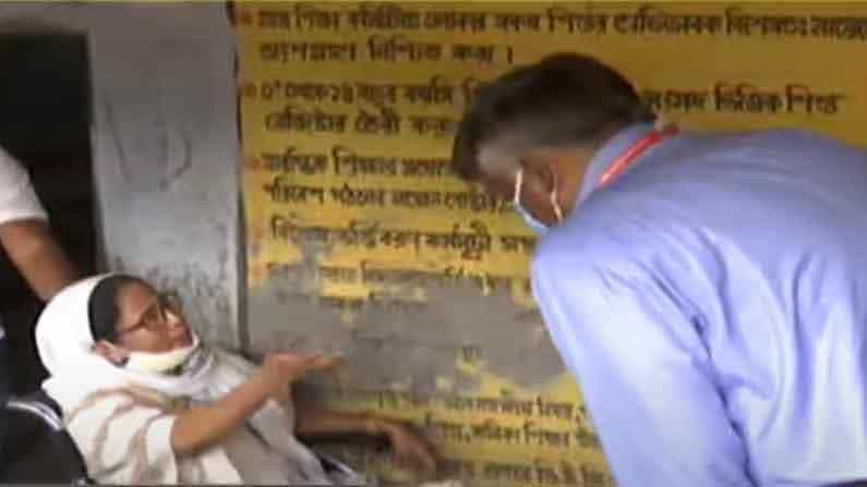 West Bengal Assembly Election 2021 Phase 2: পরিস্থিতি খতিয়ে দেখতে বয়ালের বুথে নগেন্দ্র ত্রিপাঠী, বেরিয়ে এলেন মমতা