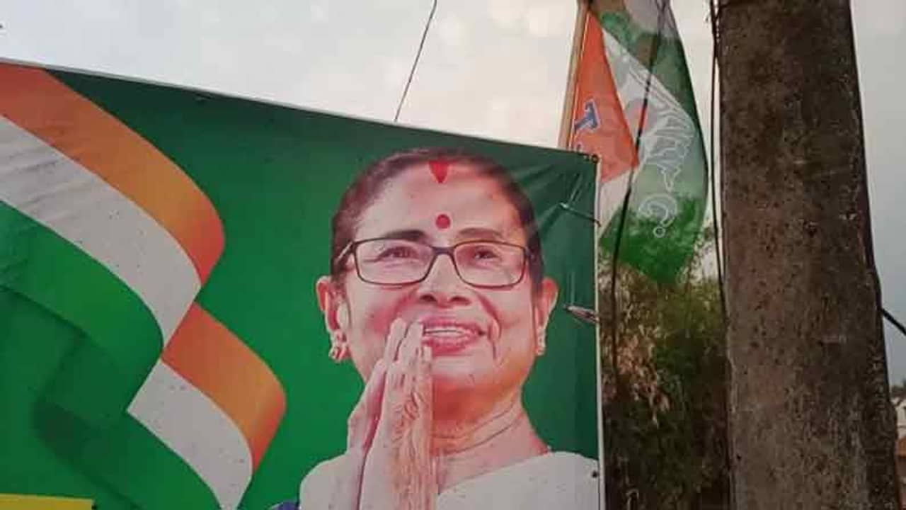 মমতার সিঁথিতে সিঁদুর, কপালে টিপ! ছবি বিকৃত করা নিয়ে জোর রাজনৈতিক চাপানউতোর