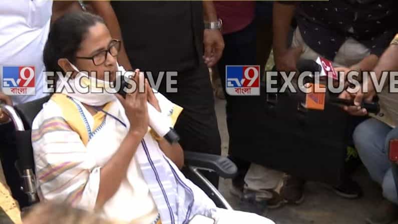 West Bengal Assembly Election 2021 Phase 2: 'নিশ্চুপ কমিশন', করজোড়ে ক্ষমা চেয়ে কটাক্ষ মমতার West Bengal Assembly Election 2021 Phase 2: 'নিশ্চুপ কমিশন', করজোড়ে ক্ষমা চেয়ে কটাক্ষ মমতার
