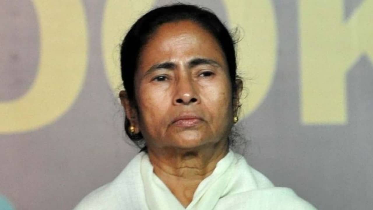 মমতা মুসলিমদের ভোট চাইছেন, এফআইআর দায়ের করতে চেয়ে কমিশনে বিজেপি